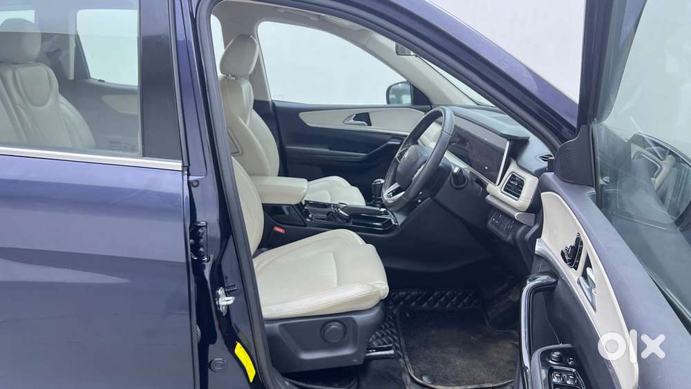 Mahindra Xuv700 2.0 Ax 7 Petrol Mt Str, 2023, Petrol