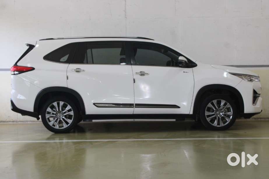 Toyota Innova Hycross 2.0 Zx Hybrid 7 Str, 2025, Petrol