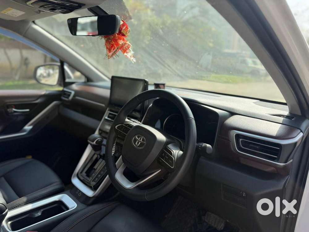 Toyota Innova Hycross 2025