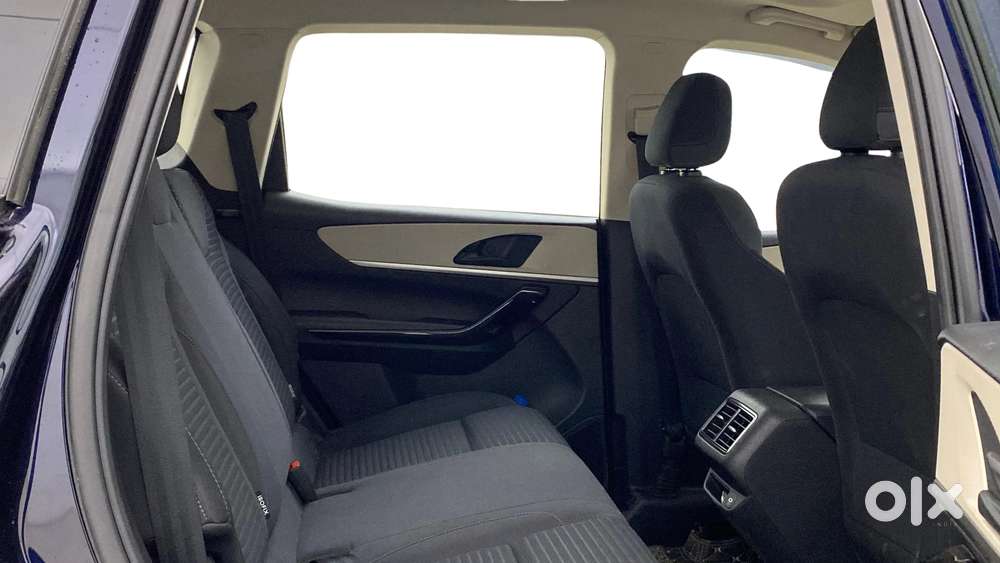 Mahindra Xuv700 2.0 Ax 5 Petrol At Str, 2022, Petrol