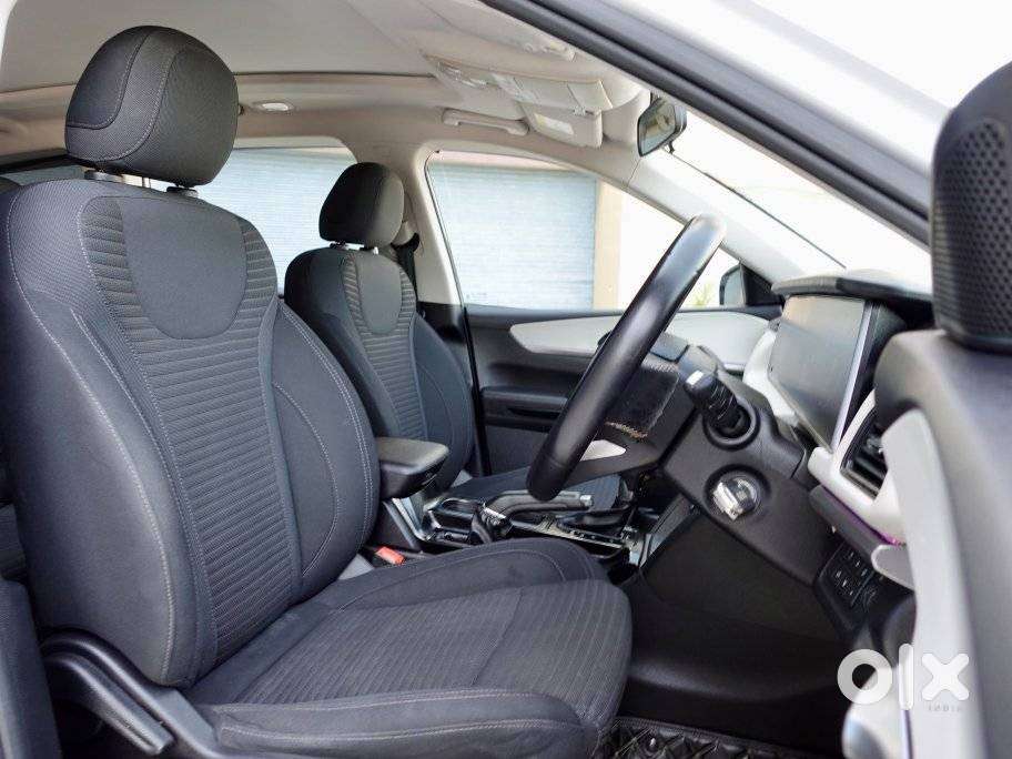 Mahindra Xuv700 2.2 Ax 5 Diesel At Str, 2022, Diesel