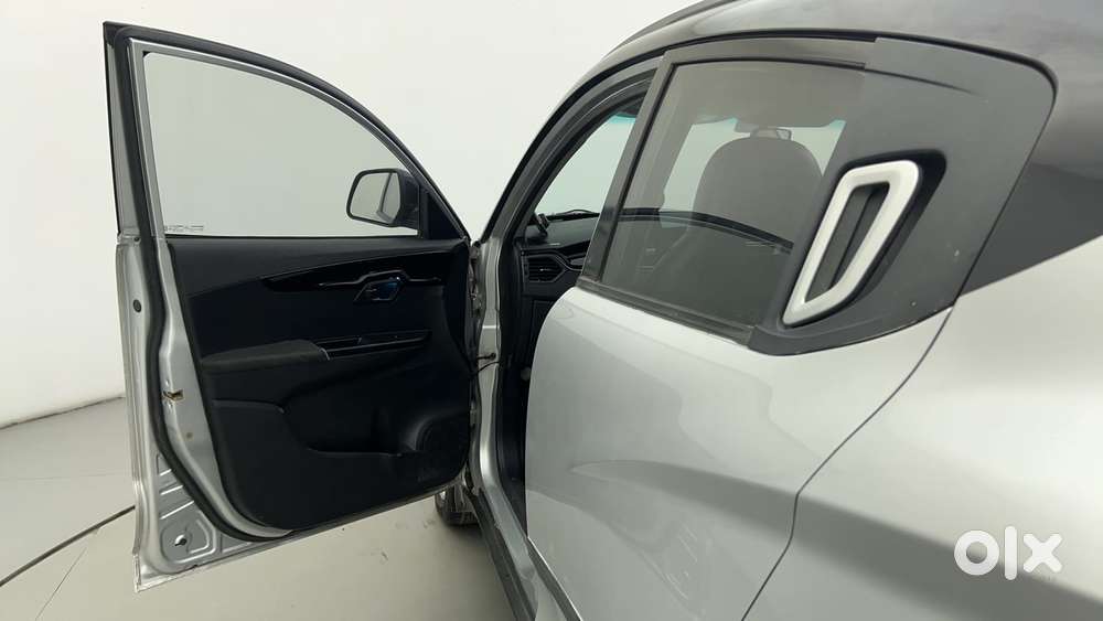 Mahindra Kuv 100 Mfalcon G80 K8 Dual Tone, 2017, Petrol