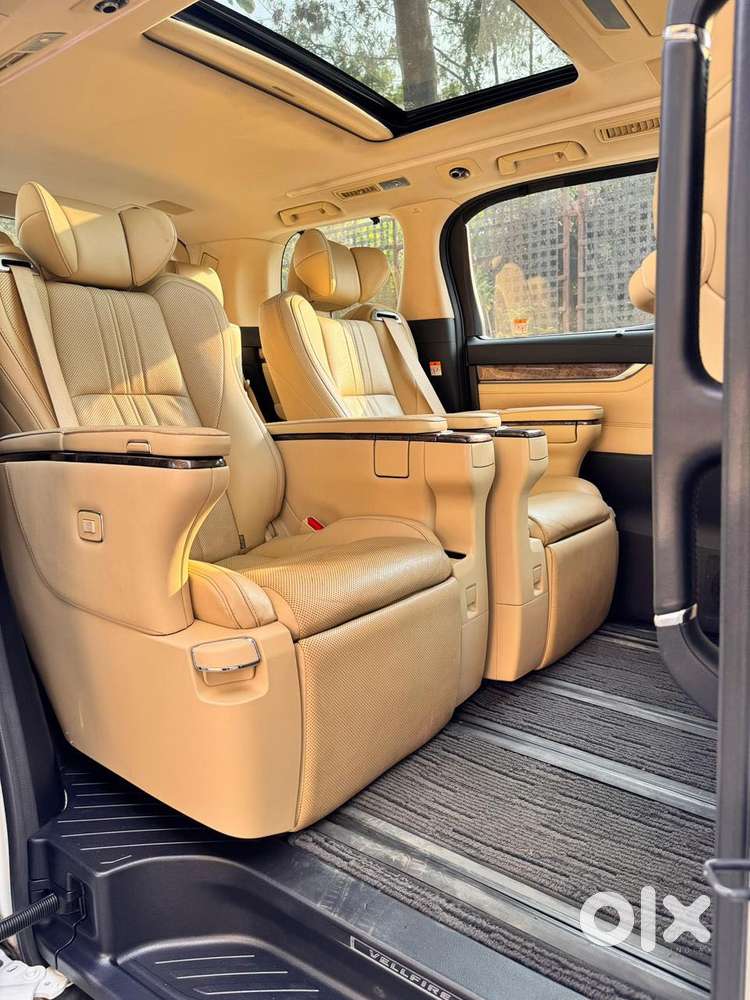 Toyota Vellfire 2.5 Executive Lounge, 2023, Petrol