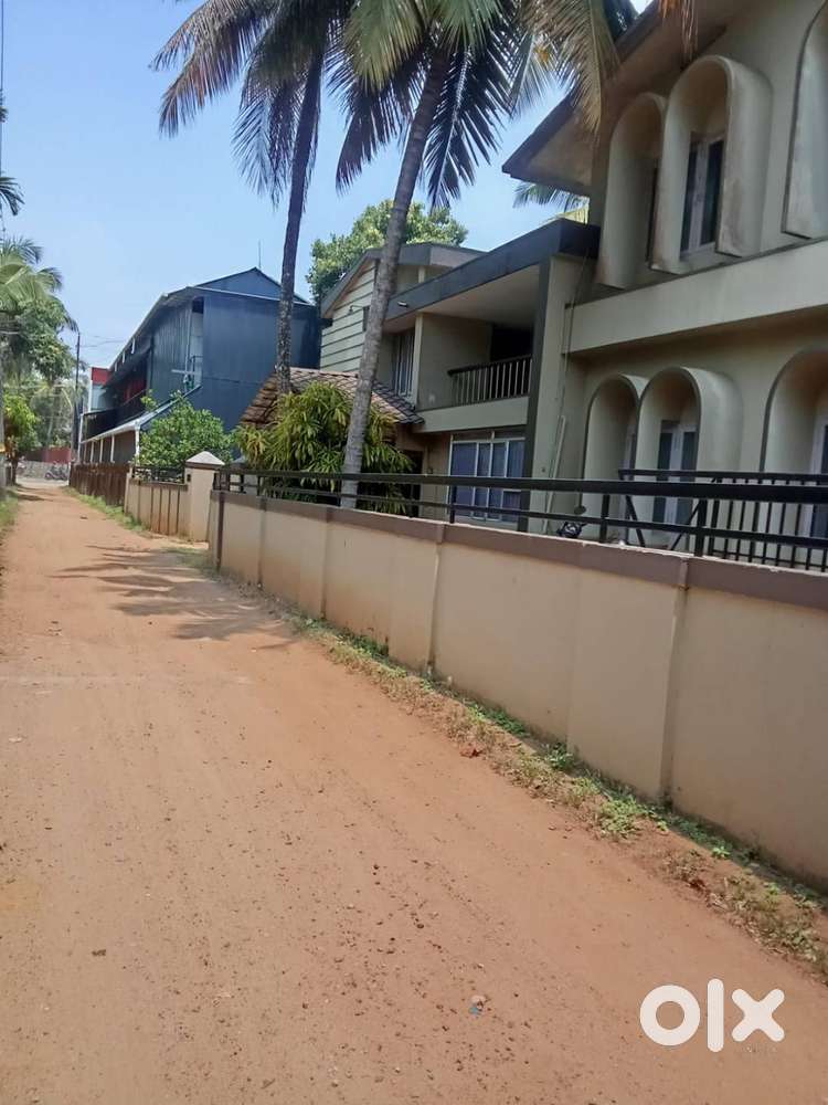 13.5 cents and 4300 sq ft old house at Thriprayar - For Sale