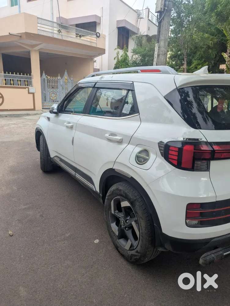 Hyundai Venue 2022 Petrol 14203 Km Driven Well Maintained