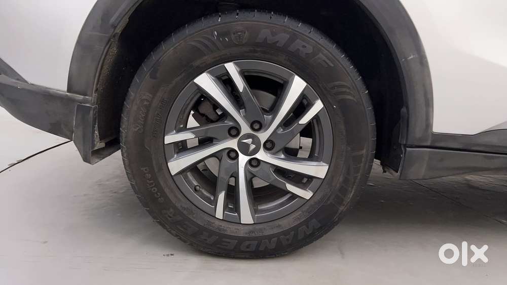 Mahindra Xuv700 2.0 Ax 5 Petrol At Str, 2023, Petrol