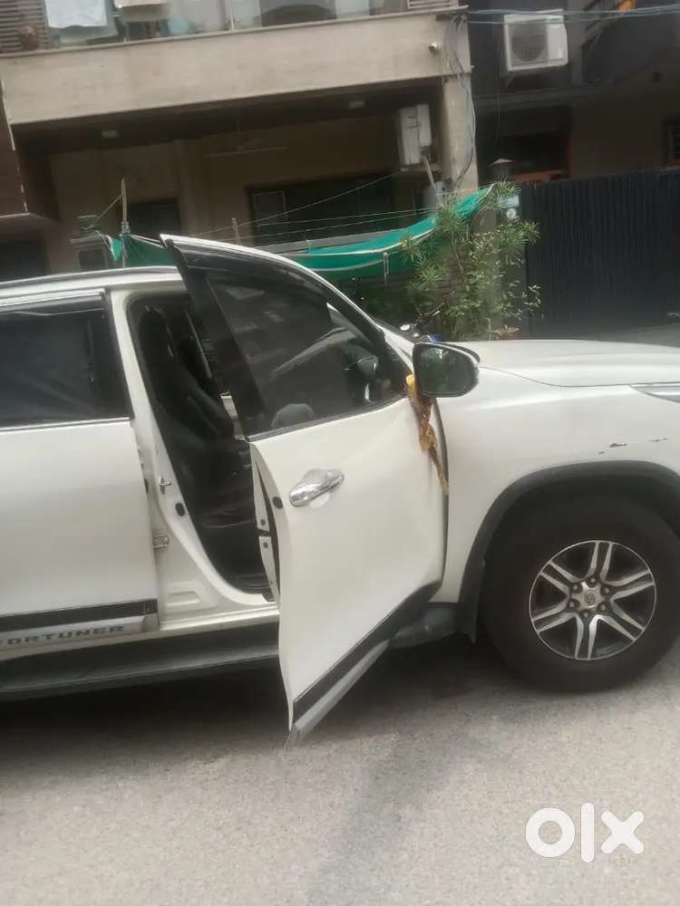 Toyota Fortuner White 2019 Petrol 80000 Km Driven Automatic