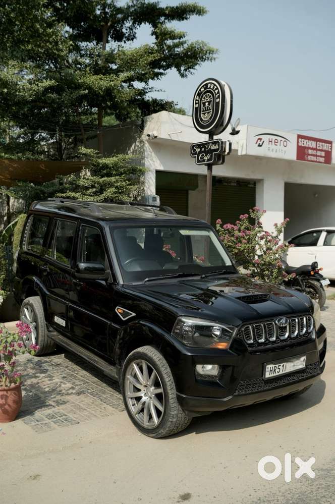 Mahindra Scorpio Black Diesel 2017