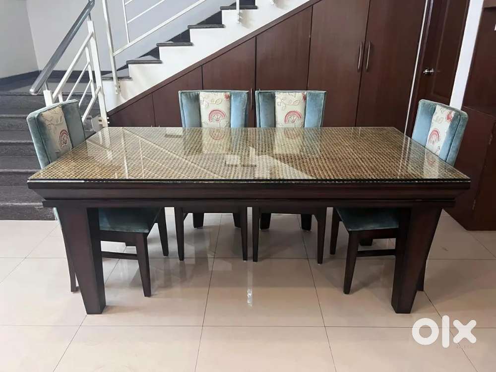 Dining Table with 6 Chairs &ndash; Good Condition