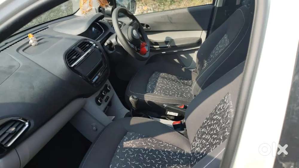 Tata Tiago Ghadi Mai Music System Nahin Hai.