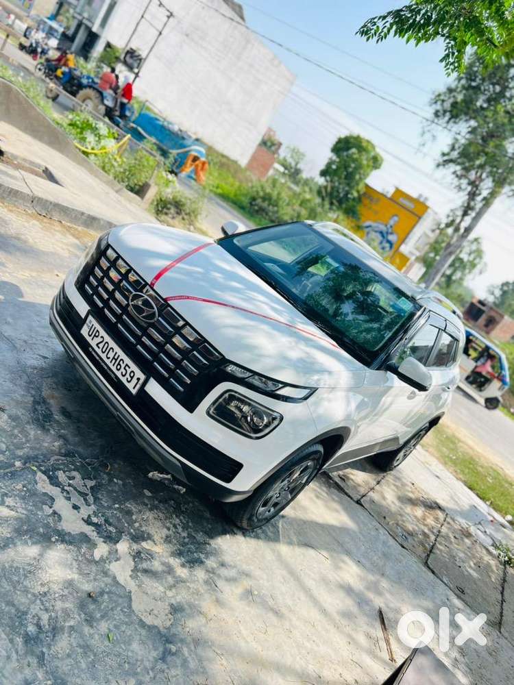 Hyundai Venue 2023 Petrol 11500 Km Driven