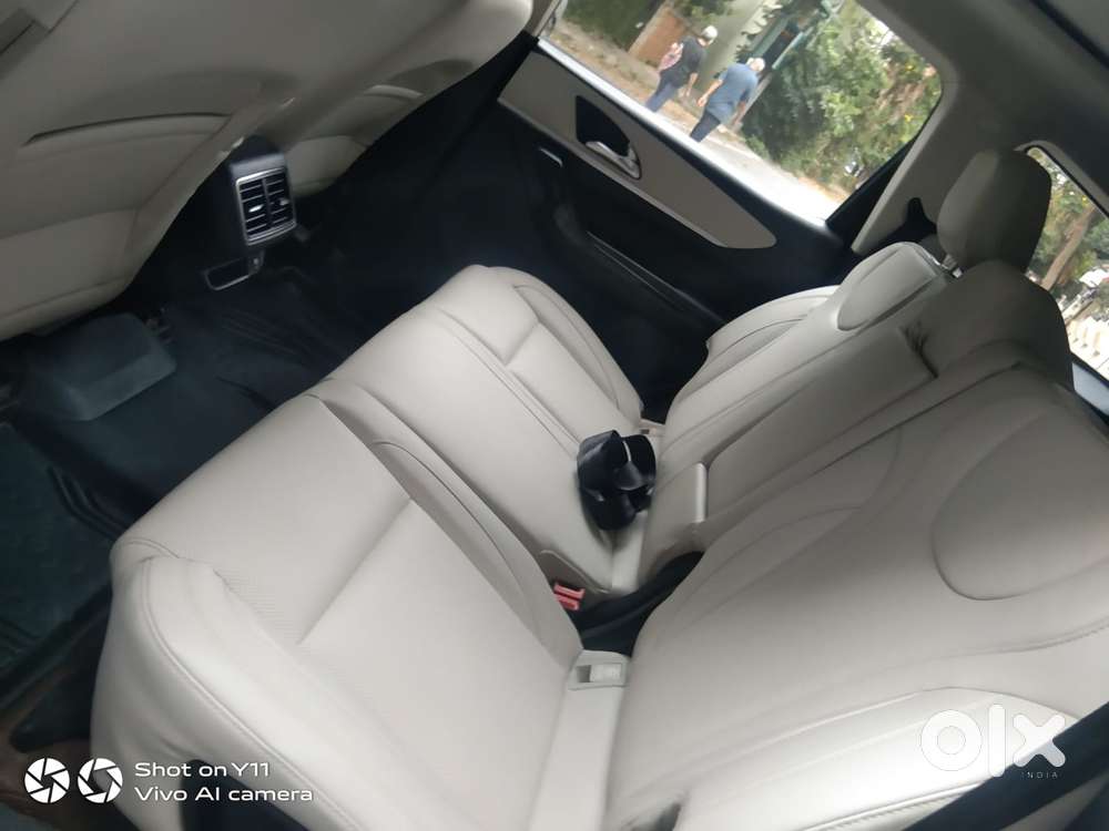 Mahindra Xuv700 2.0 Ax 7 Petrol Mt Str, 2025, Petrol