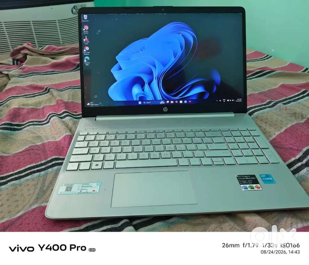 Windows 11 aur i3 ke saath:

`i3 8GB 512G ssd original charger laptop