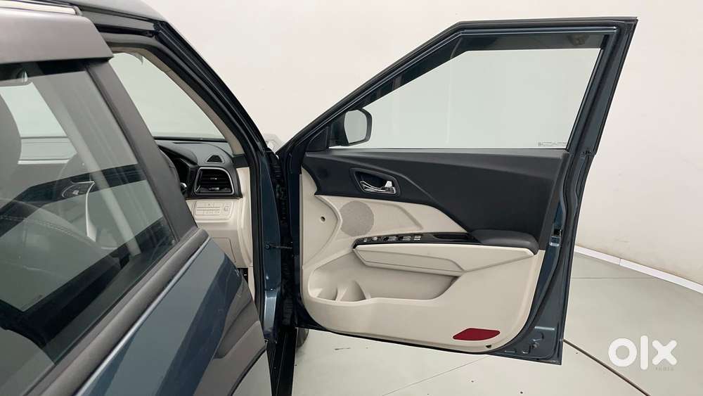 Mahindra Xuv300 W8 (o) 1.5 Diesel Amt, 2023, Diesel