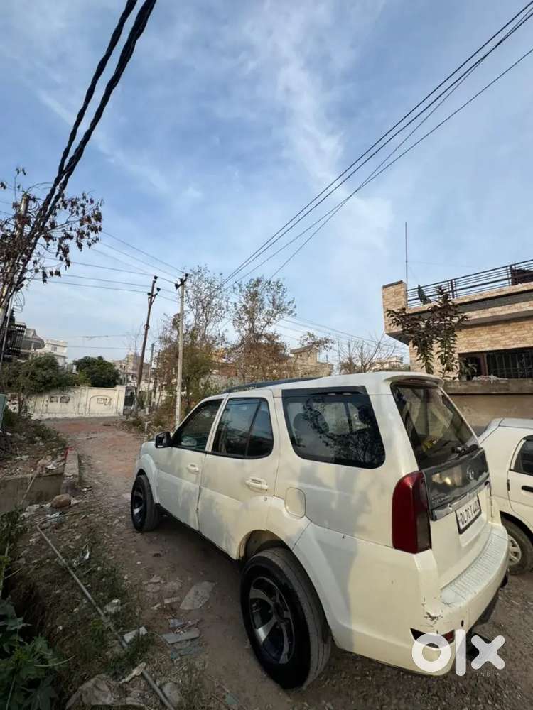 Tata Safari Storme 2015