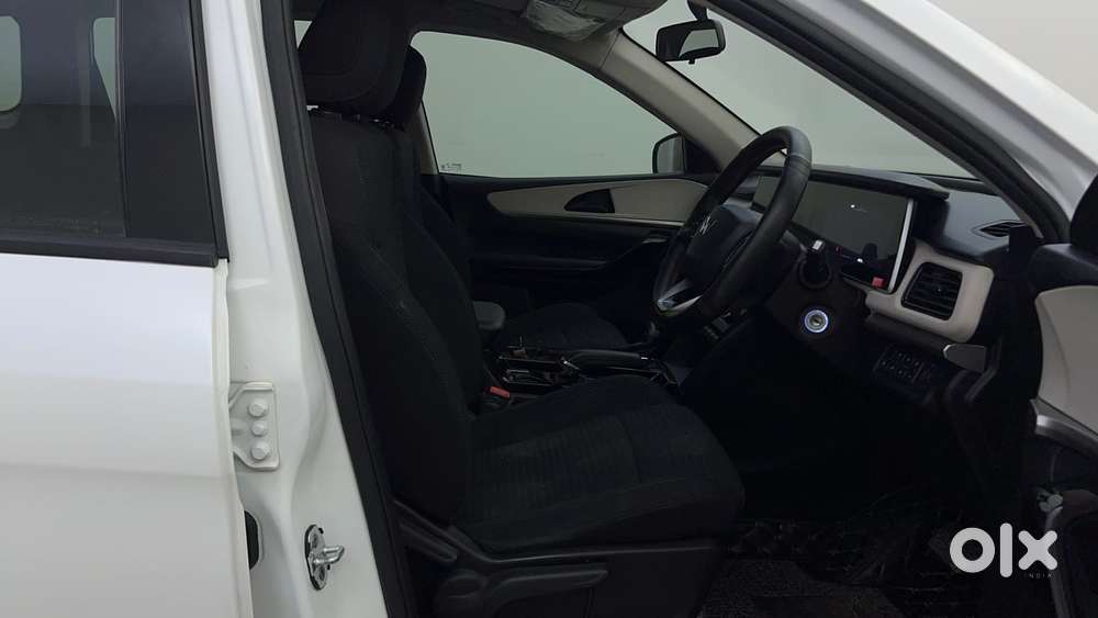 Mahindra Xuv700 2.0 Ax 5 Petrol At Str, 2023, Petrol