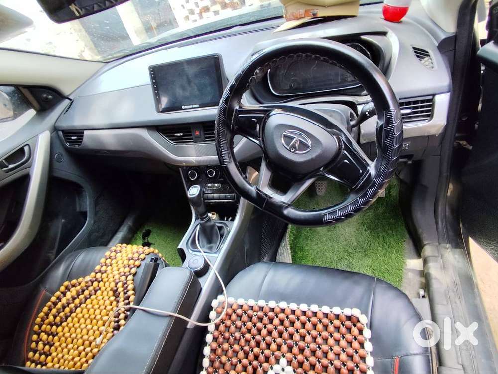 Tata Nexon Cng बाहर से लगबाई है।