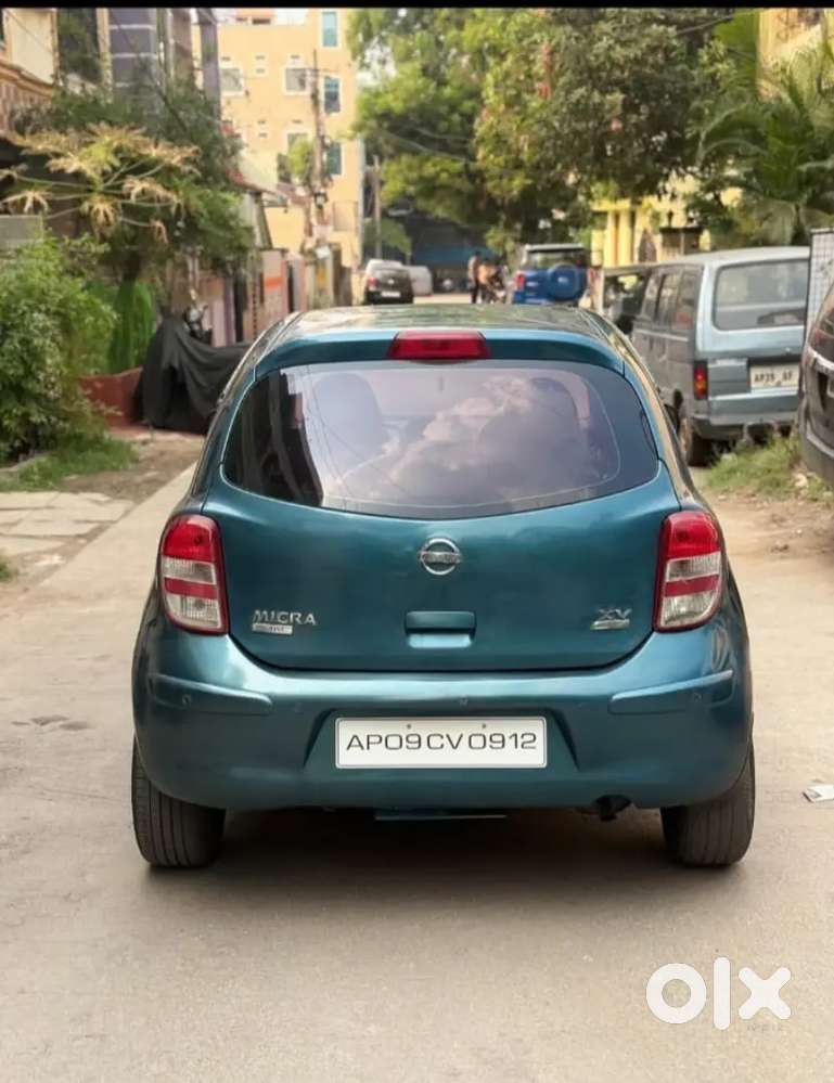 Four Alloy Wheels, Four Power Windows, Touch Screen, Auto Locking