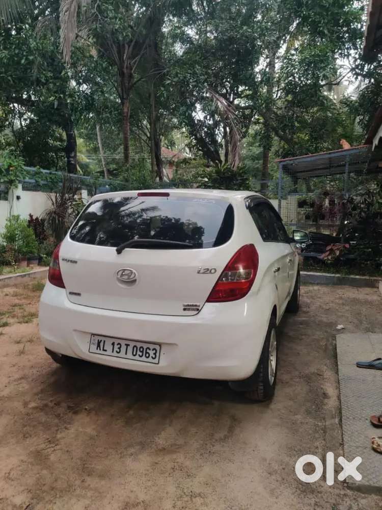 Hyundai I20 2009  Asta  White Colour