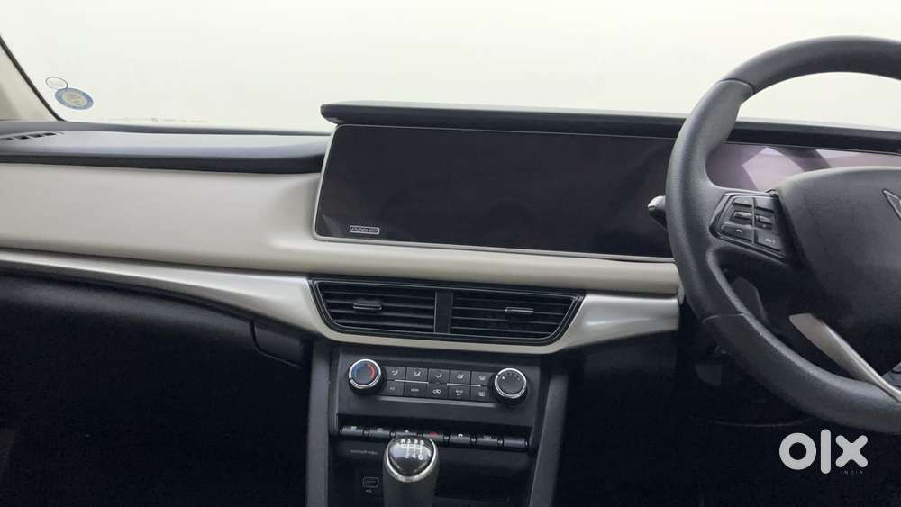 Mahindra Xuv700 2.0 Ax 5 Petrol Mt 7 Str, 2023, Petrol