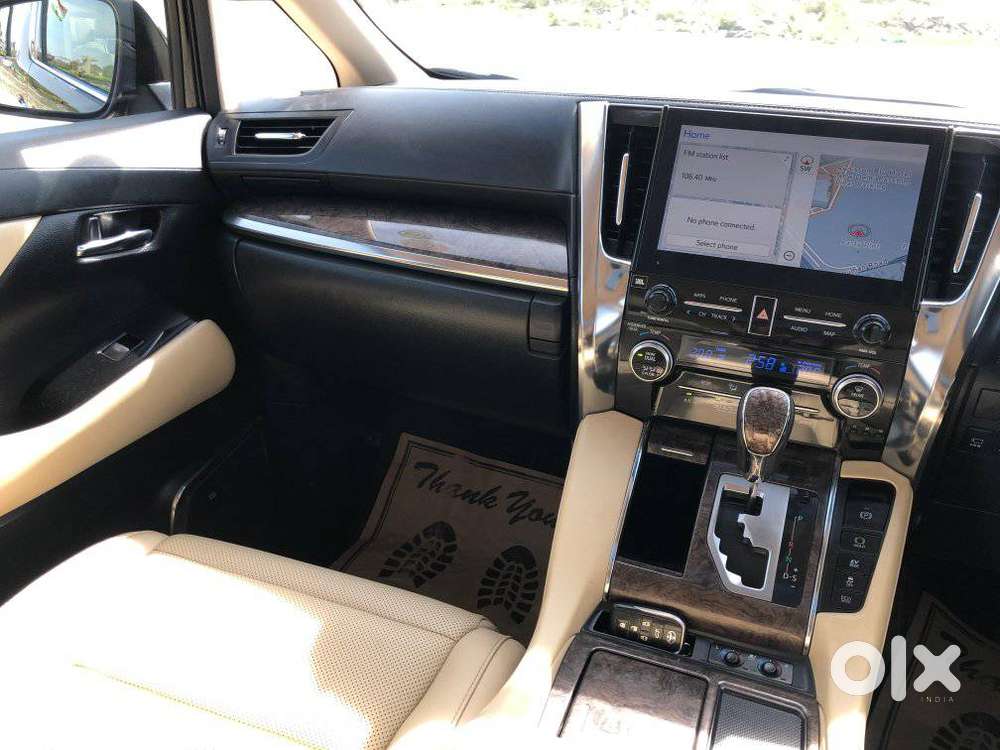 Toyota Vellfire 2.5 Executive Lounge, 2023, Cng & Hybrids