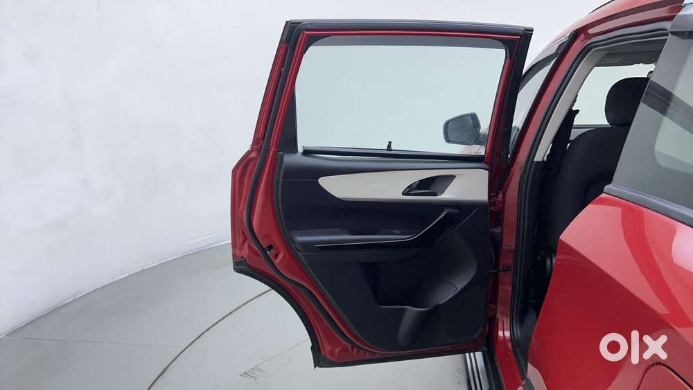 Mahindra Xuv700 2.0 Ax 5 Petrol At Str, 2022, Petrol