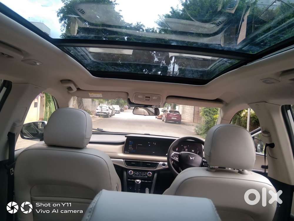 Mahindra Xuv700 2.0 Ax 7 Petrol Mt Str, 2025, Petrol
