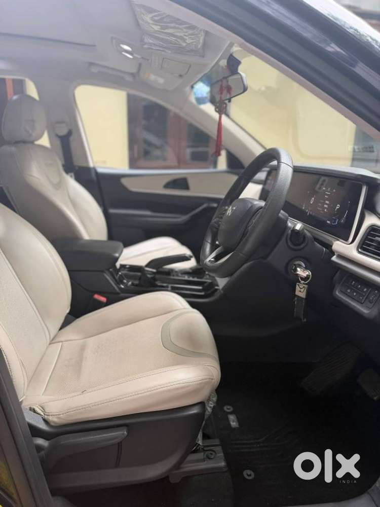 Mahindra Xuv700 2.0 Ax 5 Petrol At Str, 2022, Petrol