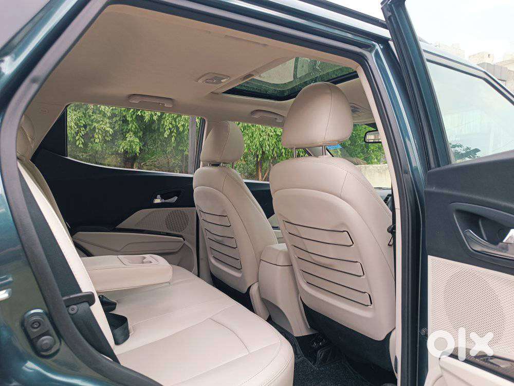Mahindra Xuv300 1.2 W8 (o) Amt Petrol, 2022, Petrol