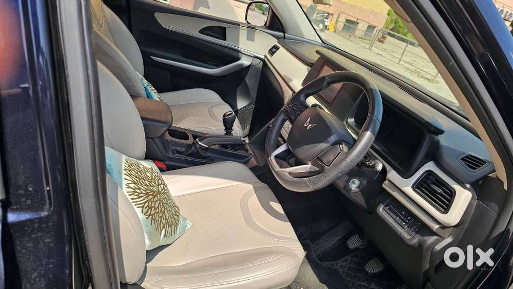 Mahindra Xuv700 2.0 Ax 3 Petrol Mt 5 Str, 2022, Petrol