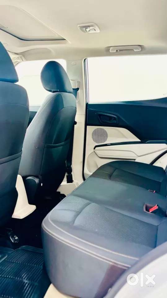 Mahindra Xuv300 1.2 W6 Amt Petrol, 2023, Petrol