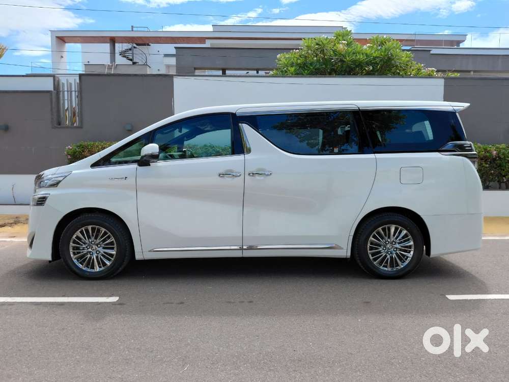 Toyota Vellfire 2.5 Executive Lounge, 2022, Petrol