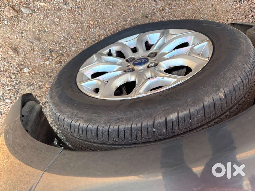 Good Condition Showroom History Available 80%tyre Diesel Vehicle