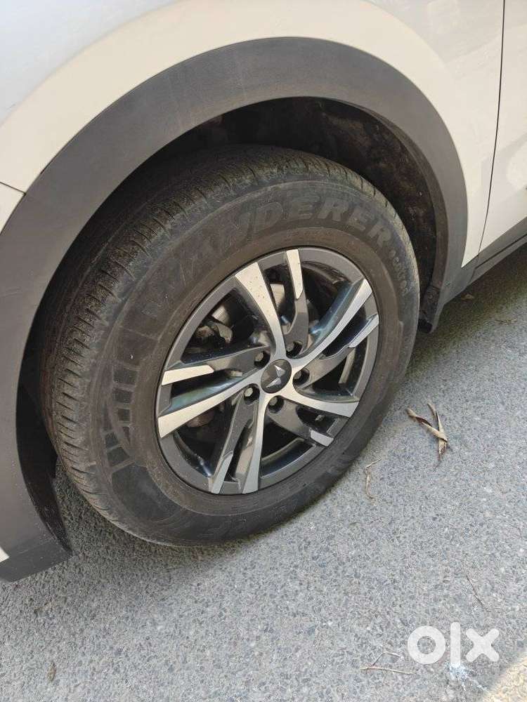Mahindra Xuv700 2.0 Ax 5 Petrol Mt Str, 2023, Petrol