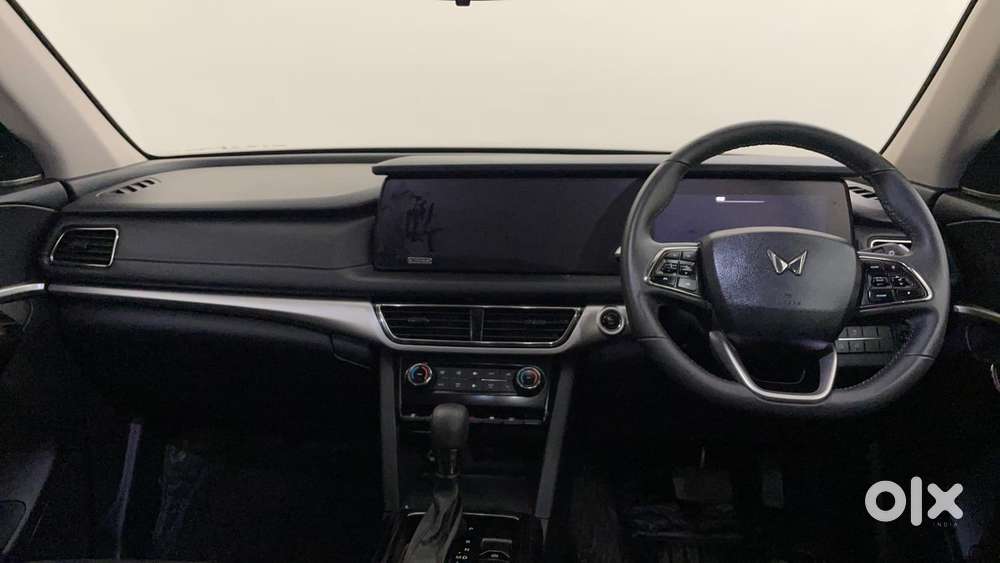 Mahindra Xuv700 2.0 Ax 7 Petrol At Str, 2025, Petrol