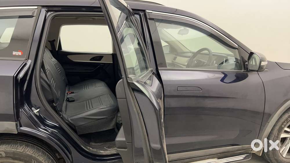 Mahindra Xuv700 2.0 Ax 5 Petrol At Str, 2023, Petrol