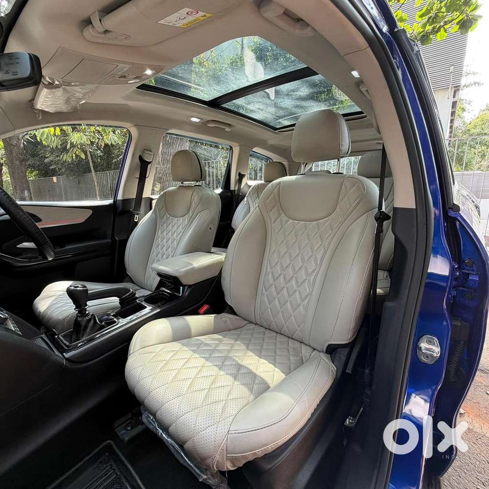 2024 Mahindra Xuv 700 Diesel Manual - 5 Seater