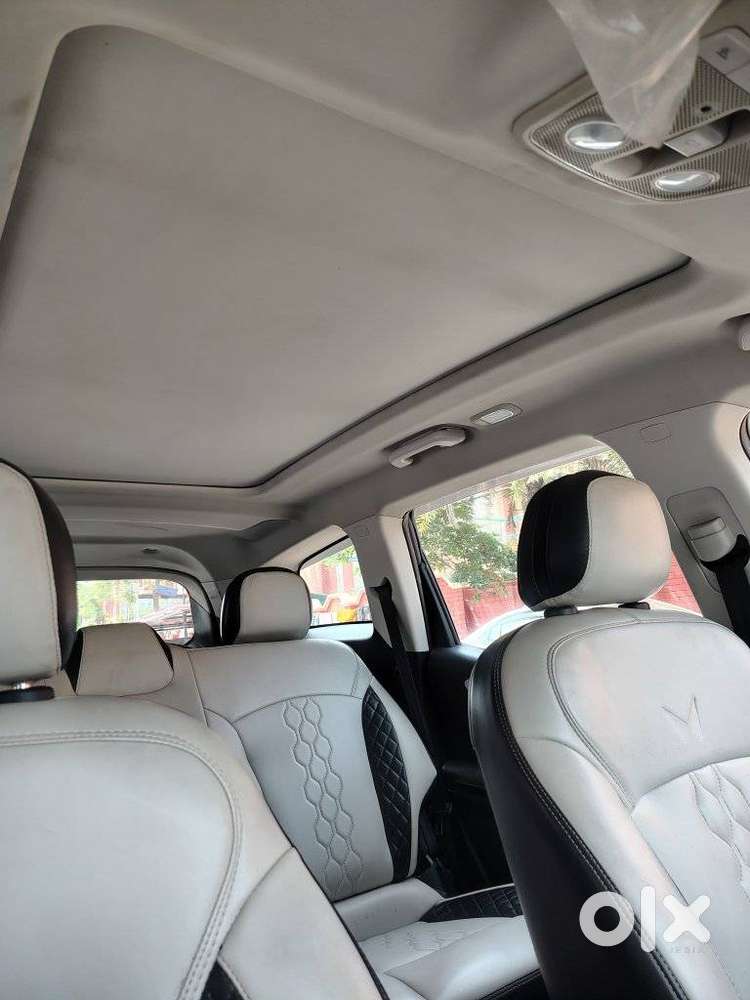 Mahindra Xuv700 2.0 Ax 5 Petrol Mt Str, 2022, Petrol