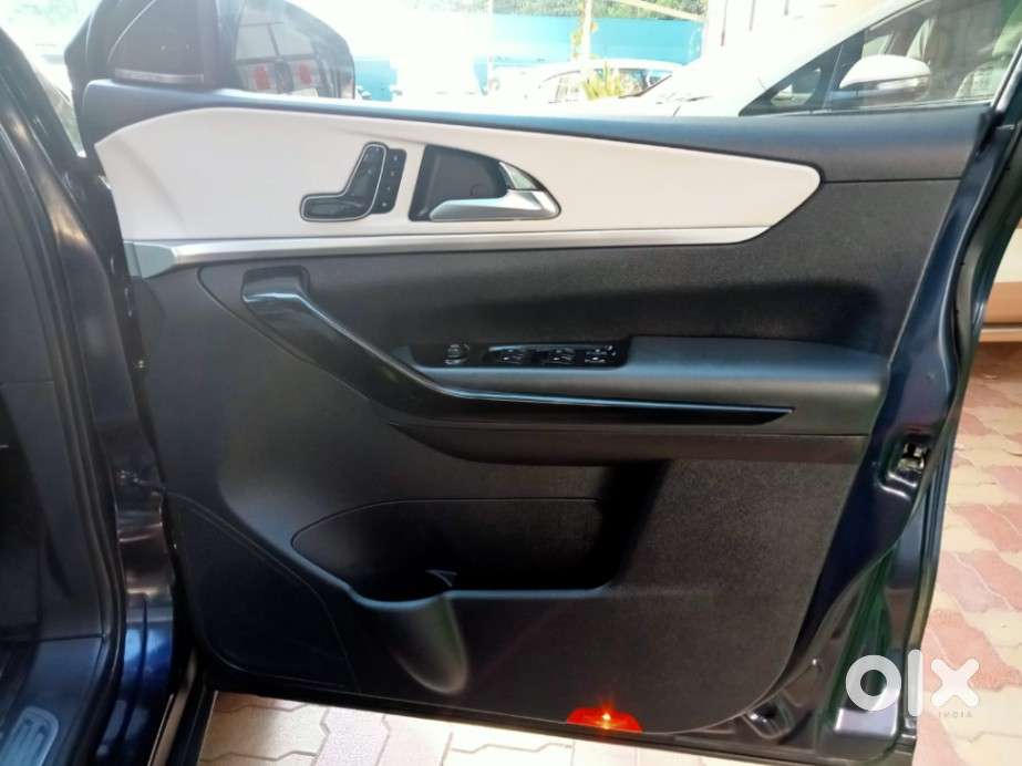 Mahindra Xuv700 2.2 Ax 7 Diesel Mt Luxury Pack Str, 2022, Diesel