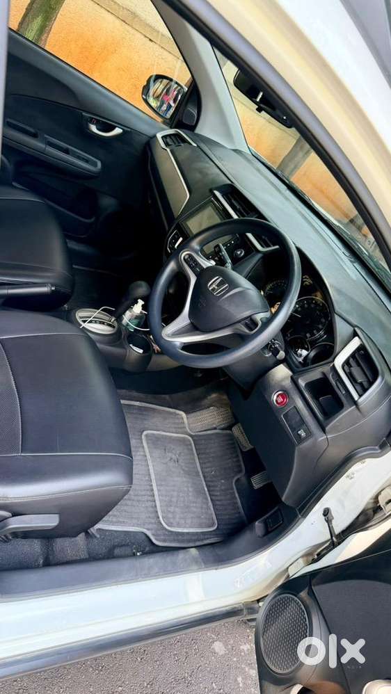 Honda Br-v: Pearl White-7 Seater-2019-autot-top Condition-fully Loaded