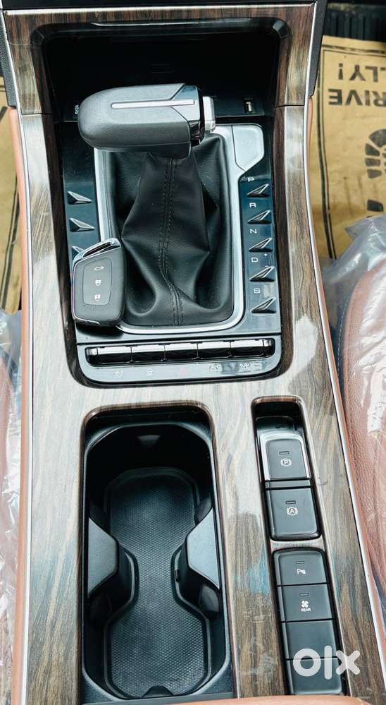 Mg Hector Plus Sharp Pro 1.5 Turbo Petrol  Cvt 7 Str Dual Tone, 2023..