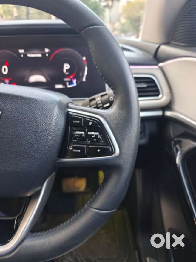 Mahindra Xuv700 2.0 Ax 7 Petrol At Str, 2023, Petrol