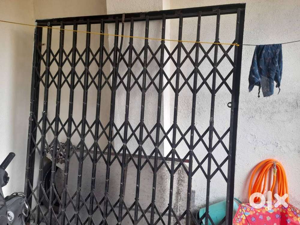 लोखंडी गेट (Iron gate grill)