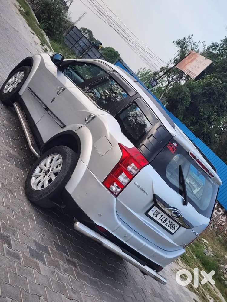 Mahindra Xuv W10 Automatic 
Sunroof 
Electronic Seats 
Ac