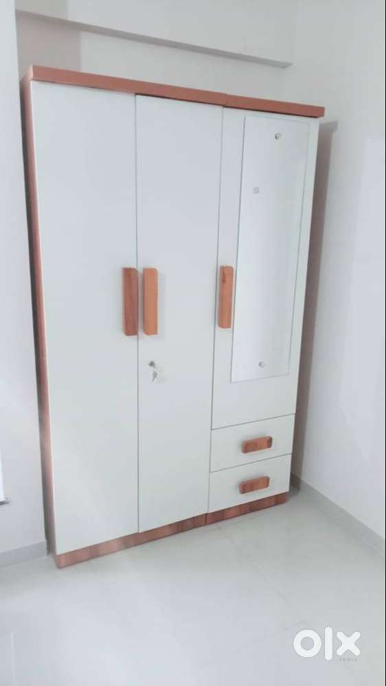 Wooden Wardrobe / Clothes Cabinet – Used Wooden Wardrobe - Buy & Sell Used Furniture in Navi Mumbai | OLX