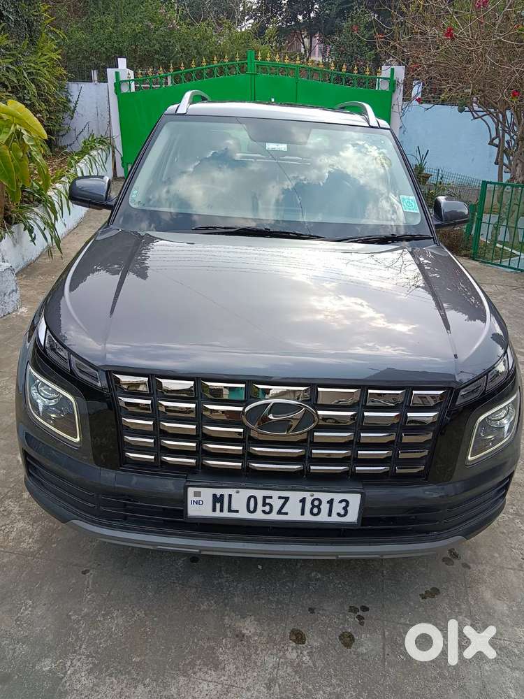 Top Model, Colour Titan Grey, Sun Roof, Blue Link & All Othr Features.