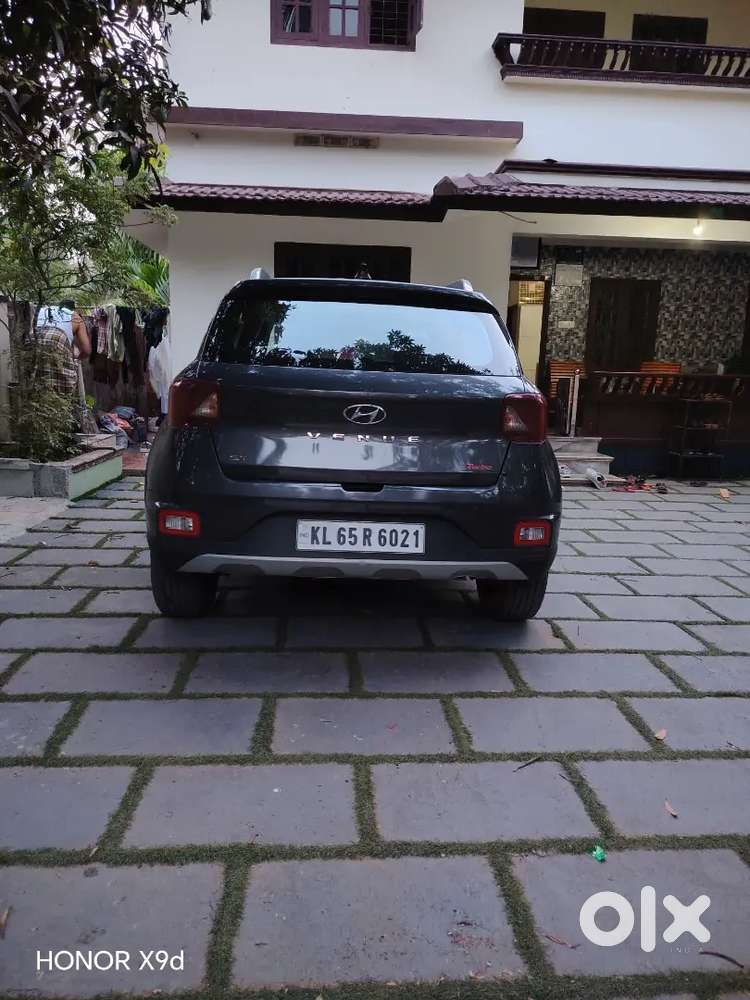 Hyundai Venue 2021 Petrol 12800 Km Driven
