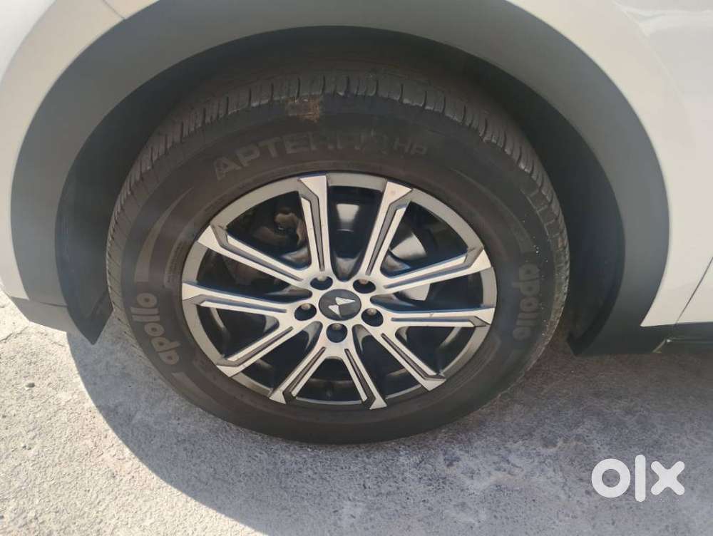 Mahindra Xuv700 2.0 Ax 7 Petrol Mt Str, 2023, Petrol
