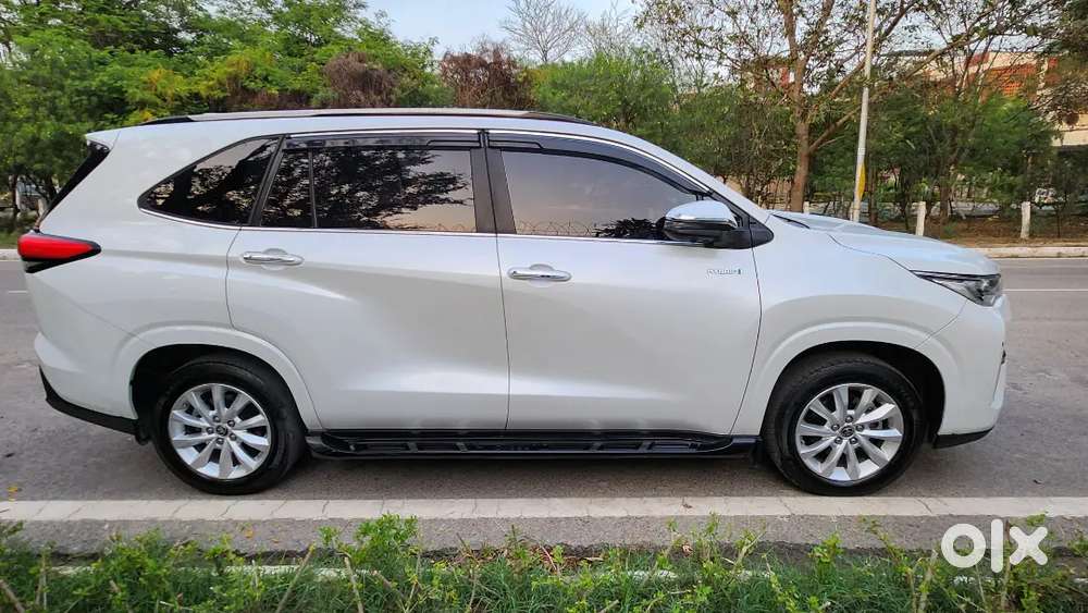 Toyota Innova Hycross 2024 Petrol Well Maintained