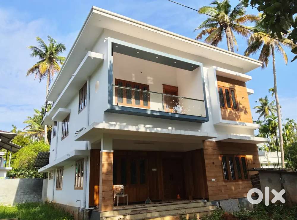 10 CENT LAND WITH 2500 SQUARE FEET 4 BHK HOUSE FOR SALE AT CHALAKUDY